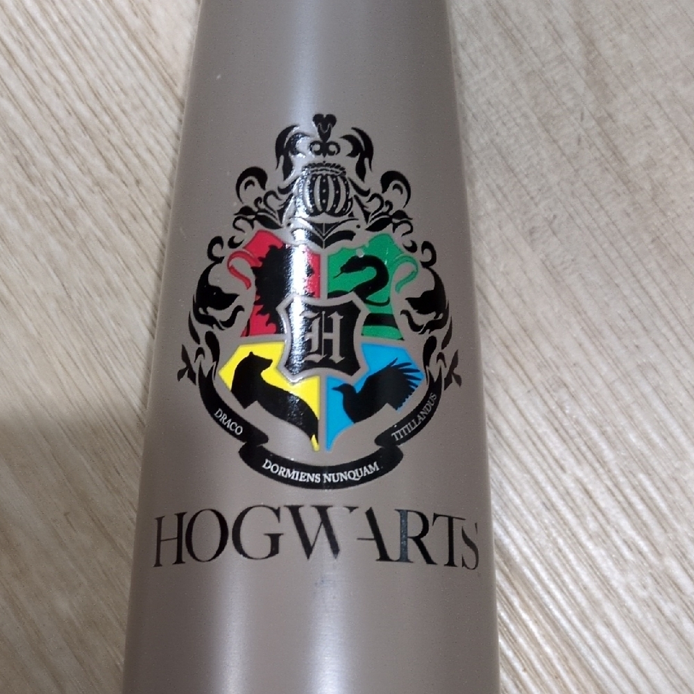 Hogwarts Crest Water Sip Bottle By Swell. - Picture 2 of 4